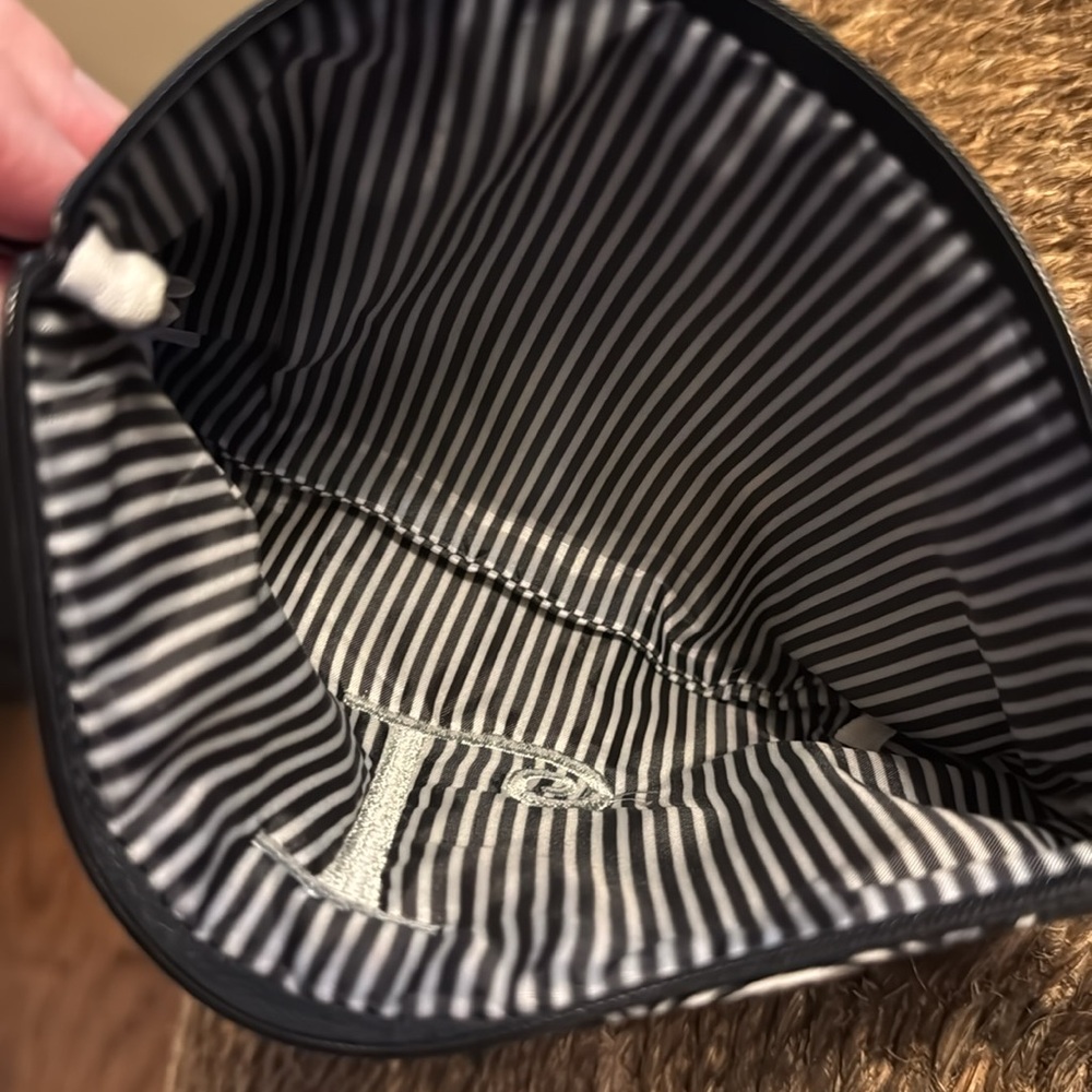 Thirty-One Zippered Pouch - Picture 4 of 4